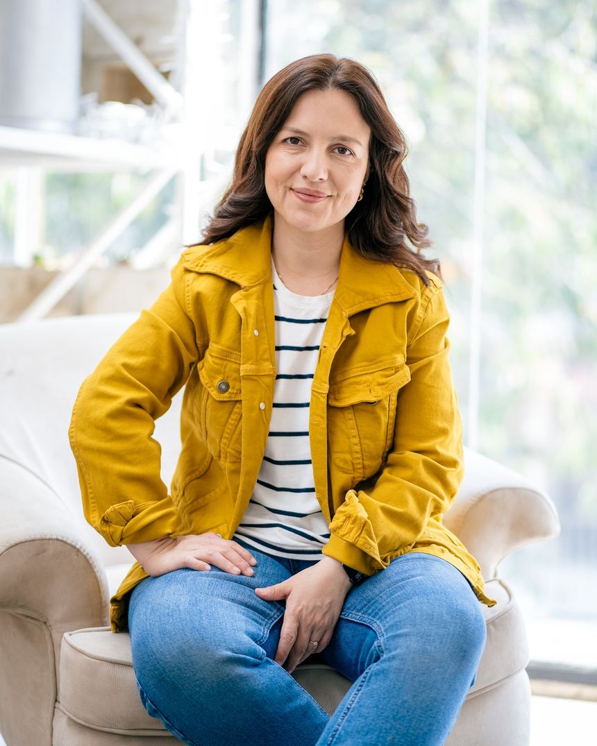Tatiana Rodríguez Leal con chaqueta amarilla, sentada en un sillón
